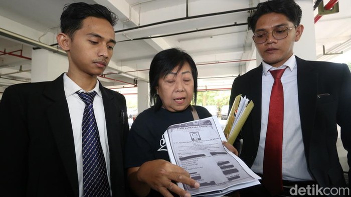 Ida Susanti saat menunjukkan bukti baru yang dia dapatkan dari netizen soal suaminya yang ternyata perempuan