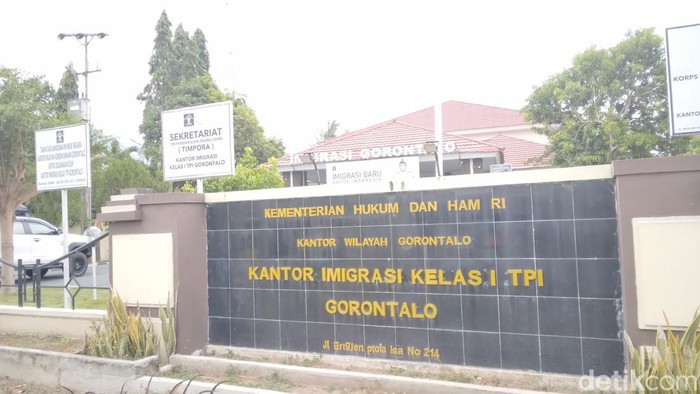 Imigrasi Gorontalo deportasi 3 wn Vietnam gegara ketahuan menjual terpal. Apris Nawu/detikcom