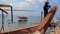 Pekerja menyelesaikan pembuatan kapal Pinisi di Tana Beru, Kabupaten Bulukumba, Sulawesi Selatan, Jumat (27/10/2023).