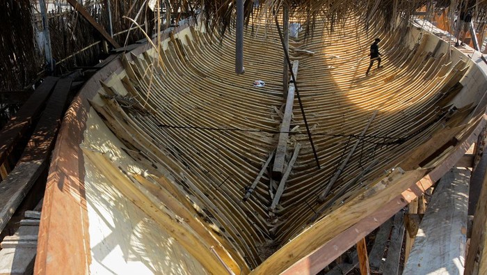 Intip Pembuatan Kapal Pinisi di Bulukumba Pekerja menyelesaikan pembuatan kapal Pinisi di Tana Beru, Kabupaten Bulukumba, Sulawesi Selatan, Jumat (27/10/2023). Kapal Pinisi di kawasan tersebut diproduksi untuk keperluan armada perdagangan maupun pariwisata yang dipesan baik dari dalam negeri maupun luar negeri dengan kisaran harga Rp2 miliar hingga puluhan miliar tergantung ukuran dan fasilitas kapal. ANTARA FOTO/Hasrul Said/YU/foc.