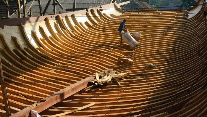 Intip Pembuatan Kapal Pinisi di Bulukumba Pekerja menyelesaikan pembuatan kapal Pinisi di Tana Beru, Kabupaten Bulukumba, Sulawesi Selatan, Jumat (27/10/2023). Kapal Pinisi di kawasan tersebut diproduksi untuk keperluan armada perdagangan maupun pariwisata yang dipesan baik dari dalam negeri maupun luar negeri dengan kisaran harga Rp2 miliar hingga puluhan miliar tergantung ukuran dan fasilitas kapal. ANTARA FOTO/Hasrul Said/YU/foc.