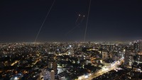 Tampak Sistem pertahanan udara Iron Dome Israel mencegat roket yang ditembakkan dari Jalur Gaza. (AP Photo/Oded Balilty)  