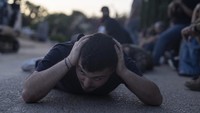 Mereka berlindung ketika sirene memperingatkan akan adanya roket yang ditembakkan dari Jalur Gaza berkumandang. (AP Photo/Petros Giannakouris)  