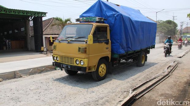 Jalan cor di Jombang yang ambyar gegara diterobos pengguna jalan.