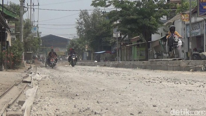 Jalan cor di Jombang yang ambyar gegara diterobos pengguna jalan.