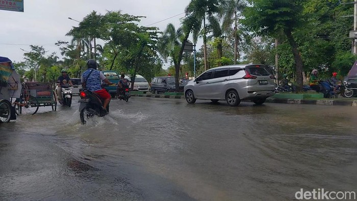 Jalan Sisingamangaraja Medan tergenang karena pipa PDAM bocor. (Finta Rahyuni/detikSumut)