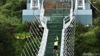 Kaca lantai jembatan ini sendiri terdiri dari dua lapis. Sehingga jika ditotal, ketebalan kaca secara keseluruhan yakni 5 cm. Dan jembatan ini membentang sepanjang 125 meter dengan lebar 1,5 hingga 3 meter.