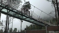 Jelang pembukaan, ada kekhawatiran terkait keamanan jembatan kaca itu menyusul petaka di jembatan kaca The Geong, Desa Limpakuwus, Kecamatan Sumbang, Kabupaten Banyumas.