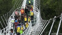 Namun, Pemkab Probolinggo memastikan dan menjamin keamanan jembatan kaca Bromo.