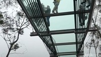 Ikon wisata baru  ini berada di Dusun Cemorolawang di atas jurang 80 meter itu menggunakan tiang bor bertulang dengan struktur kaca berlapis atau laminated tempered glass setebal 25,55 milimeter atau 2,5 cm.