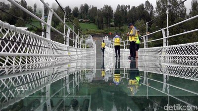 Menengok Jembatan Kaca Bromo yang Akan Segara Diresmikan