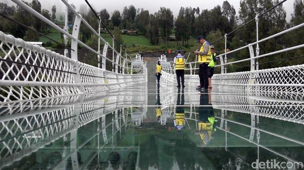 Menengok Jembatan Kaca Bromo yang Akan Segara Diresmikan