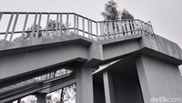 Ikon baru kabupaten Probolinggo itu dipastikan aman. Wisatawan yang melintasi jembatan kaca itu tak perlu khawatir dengan konstruksinya jembatan. Sebab jembatan kaca Bromo ini sudah melalui uji kelayakan dinas terkait.