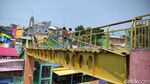 Penampakan Jembatan Kaca  Kampung Warna-warni Malang Retak