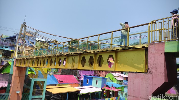 Jembatan kaca Kampung Tridi Malang retak