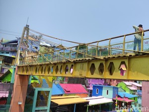 Jembatan Kaca di Kampung Warna-Warni Malang Retak, Sudah Sebulan