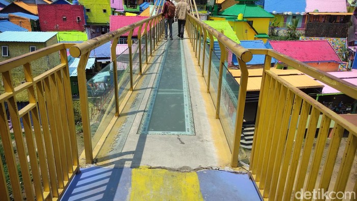 Jembatan kaca Kampung Tridi Malang retak