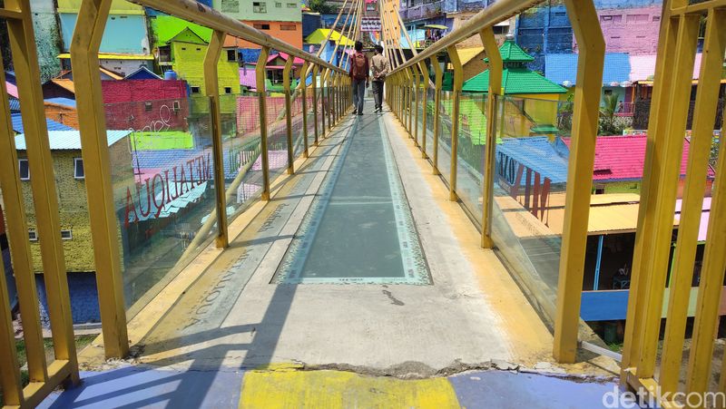 Jembatan kaca Kampung Tridi Malang retak