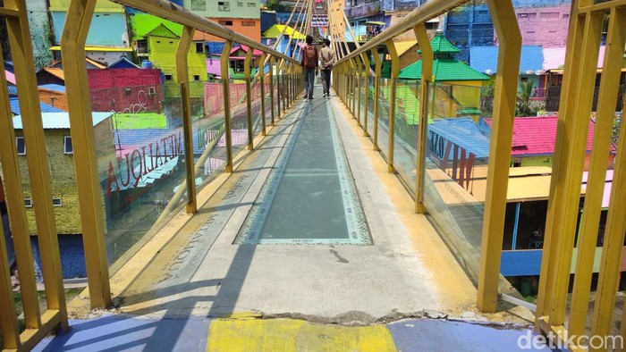 Jembatan kaca Kampung Tridi Malang retak