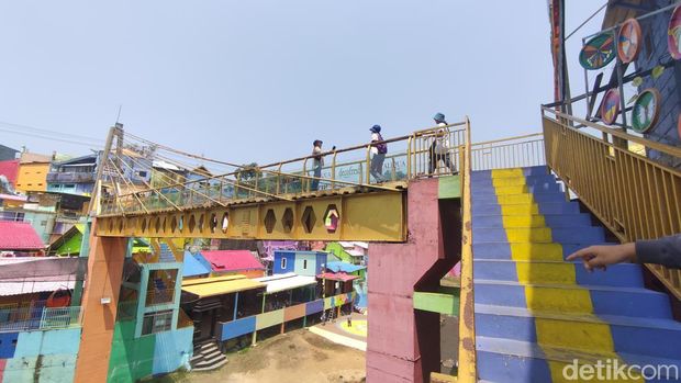 Jembatan kaca Kampung Tridi Malang retak