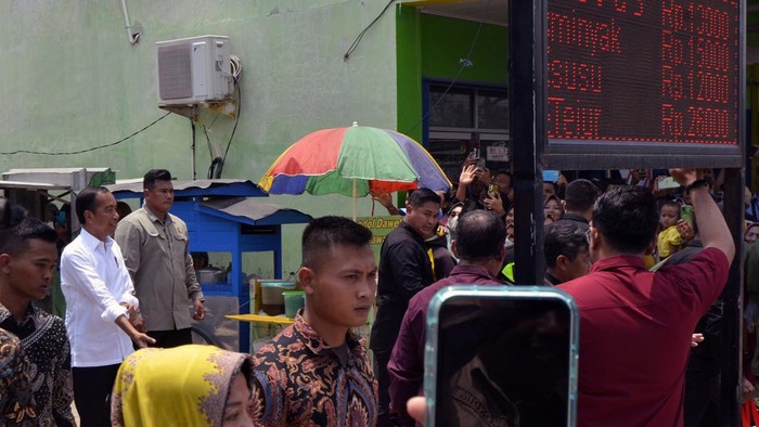 Presiden Joko Widodo (tengah) melakukan peninjauan harga di pasar Rumbia, Kabupaten Lampung Tengah, Lampung, Jumat (27/10/2023). Dalam kunjungannya tersebut, Presiden Joko Widodo juga memberikan bantuan langsung kepada para pedagang dan memeriksa pembangunan infrastruktur jalan di kabupaten tersebut. ANTARA FOTO/Ardiansyah/aww.