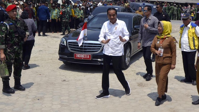 Presiden Joko Widodo (tengah) melakukan peninjauan harga di pasar Rumbia, Kabupaten Lampung Tengah, Lampung, Jumat (27/10/2023). Dalam kunjungannya tersebut, Presiden Joko Widodo juga memberikan bantuan langsung kepada para pedagang dan memeriksa pembangunan infrastruktur jalan di kabupaten tersebut. ANTARA FOTO/Ardiansyah/aww.