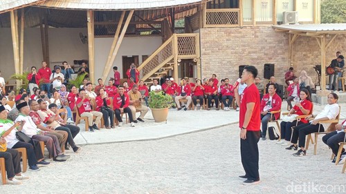 Kaesang Pangarep saat safari politik bersama warga di Pantai Lasiana, Kecamatan Kelapa Lima, Kota Kupang, NTT. (Yufengki Bria/detikBali).