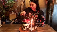Selama bulan Oktober, kafe ini didekor khas Halloween. 