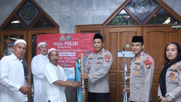 Kapolsek Mampang Prapatan Kompol David Kanitero menggelar kegiatan Jumat Curhat di Masjid Al-Ibadah