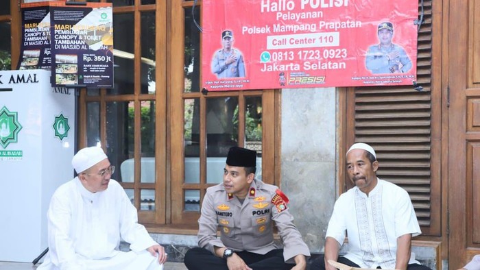 Kapolsek Mampang Prapatan Kompol David Kanitero menggelar kegiatan Jumat Curhat di Masjid Al-Ibadah