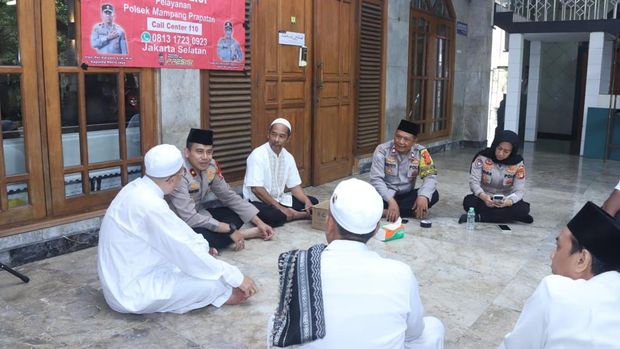 Kapolsek Mampang Prapatan Kompol David Kanitero menggelar kegiatan Jumat Curhat di Masjid Al-Ibadah