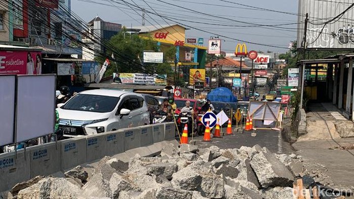 Kawasan Depok macet di sejumla titik pagi tadi imbas proyek pekerjaan jalan.