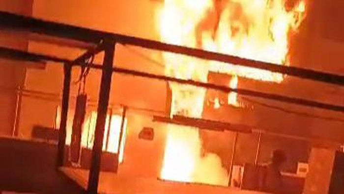 Kebakaran pabrik sepatu di Karanganyar, Jumat (27/10/2023) malam.
