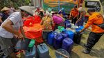 Kekeringan, Warga Bojonegoro Terima Bantuan Air Bersih