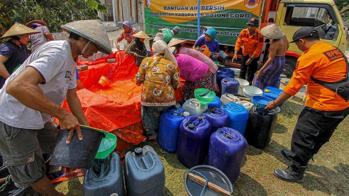 Kekeringan, Warga Bojonegoro Terima Bantuan Air Bersih Warga mengisi air bersih ke dalam jeriken saat pendistribusian bantuan air bersih oleh BPBD di Bojonegoro, Jawa Timur, Kamis (26/10/2023). BPBD Bojonegoro telah menyalurkan sedikitnya 13 juta liter air bersih ke 109 desa yang terdampak kekeringan sejak Juli 2023. ANTARA FOTO/Muhammad Mada/nym.