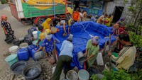BPBD mendistribusikan air bersih di salah satu desa di Bojonegoro, Jawa Timur, Kamis (26/10/2023).