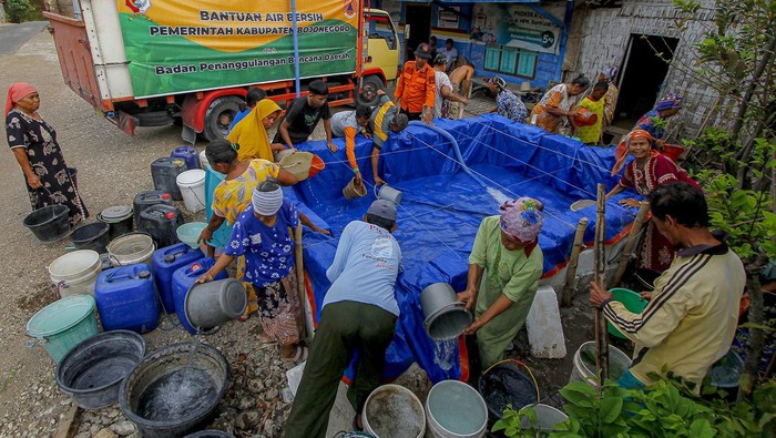 Kekeringan, Warga Bojonegoro Terima Bantuan Air Bersih Warga mengisi air bersih ke dalam jeriken saat pendistribusian bantuan air bersih oleh BPBD di Bojonegoro, Jawa Timur, Kamis (26/10/2023). BPBD Bojonegoro telah menyalurkan sedikitnya 13 juta liter air bersih ke 109 desa yang terdampak kekeringan sejak Juli 2023. ANTARA FOTO/Muhammad Mada/nym.