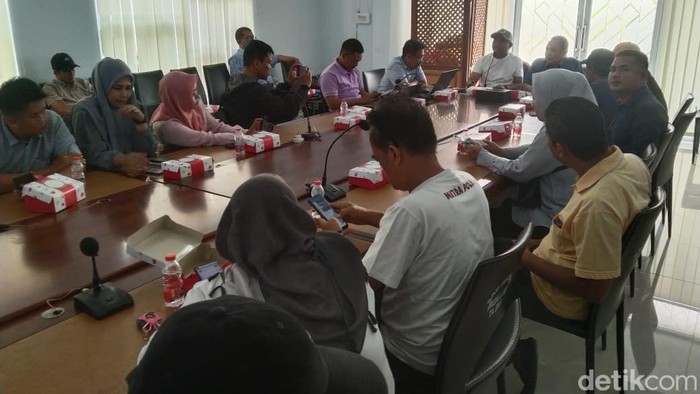 Kepala BMCKTR Bone Askar menjelaskan perkembangan insiden tenggelamnya kapal pengangkut kayu ulin material Bola Soba.