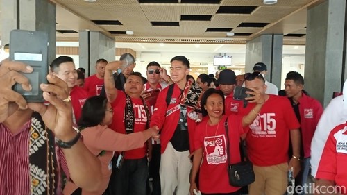 Ketua Umum (Ketum) Partai Solidaritas Indonesia (PSI) Kaesang Pangarep tiba di Bandara El Tari, Kota Kupang, Nusa Tenggara Timur (NTT), Jumat pagi (27/10/2023).