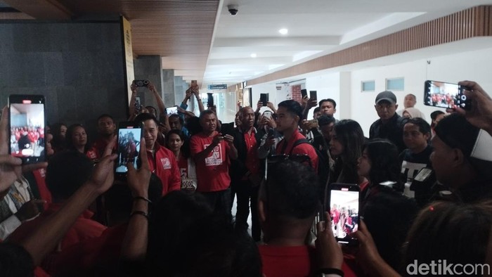 Ketua Umum Partai Solidaritas Indonesia (PSI) Kaesang Pangarep melakukan kunjungan ke Kupang. (Brigitta/detikcom)