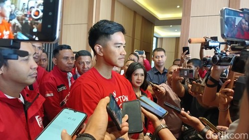 Ketua Umum PSI Kaesang Pangarep saat diwawancarai wartawan di Kota Kupang, NTT, Jumat (27/10/2023). (Yufengki Bria/detikBali)