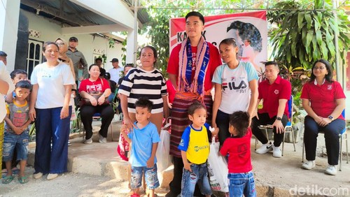 Ketua Umum PSI Kaesang Pangarep saat menyerahkan 100 paket sembako di Naikoten, Kota Kupang, NTT, Jumat (27/10/2023). (Yufengki Bria/detikBali).
