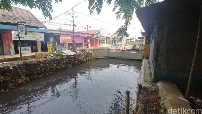 Kondisi Hek Kramat Jati dan Kali Baru Timur di persimpangan Jl Raya Bogor, Jakarta Timur, 22 Oktober 2023. (Danu Damarjati/detikcom)