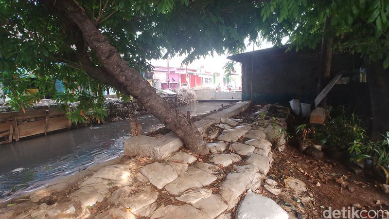 Kondisi Hek Kramat Jati dan Kali Baru Timur di persimpangan Jl Raya Bogor, Jakarta Timur, 22 Oktober 2023. (Danu Damarjati/detikcom)