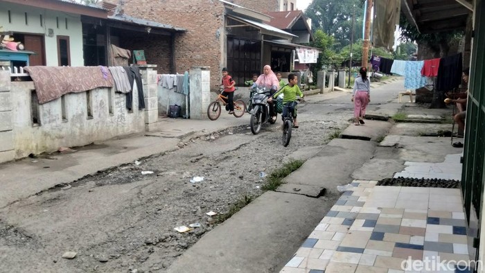 Kondisi jalan rusak di Jalan Langgar, Kelurahan Sari Rejo, Medan Polonia, Medan.  (Muthi Nur Hanifah/detikSumut)