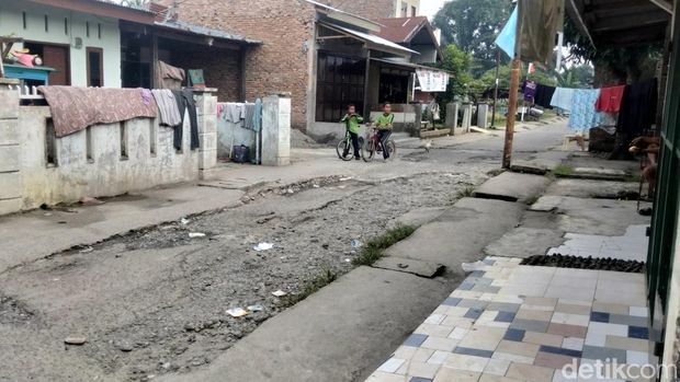 Kondisi jalan rusak di Jalan Langgar, Kelurahan Sari Rejo, Medan Polonia, Medan.  (Muthi' Nur Hanifah/detikSumut)