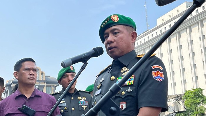 KSAD Jenderal Agus Subiyanto melakukan konferensi pers usai serah terima jabatan di Mabes TNI AD.
