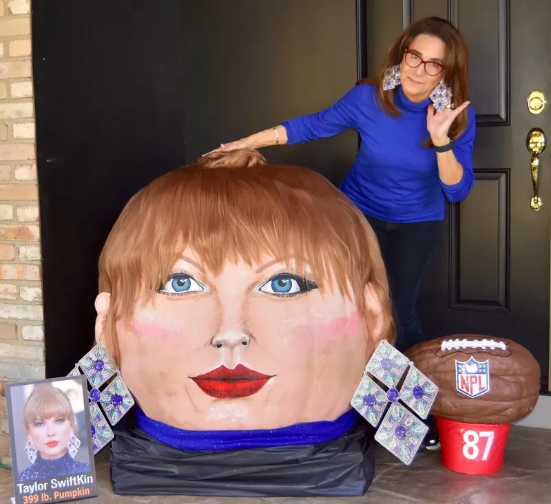 Jumbo! Labu Berdesain Wajah Taylor Swift Ini Bobotnya 1,8 Ton