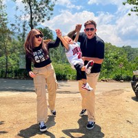 Tak hanya dekat dengan Nathalie, tampaknya Ladislao juga sudah dekat dengan Adzam yang merupakan anak Nathalie dan Sule. Terlihat ketiganya tampil kompak bersama. Foto: Instagram/@ladislao_9