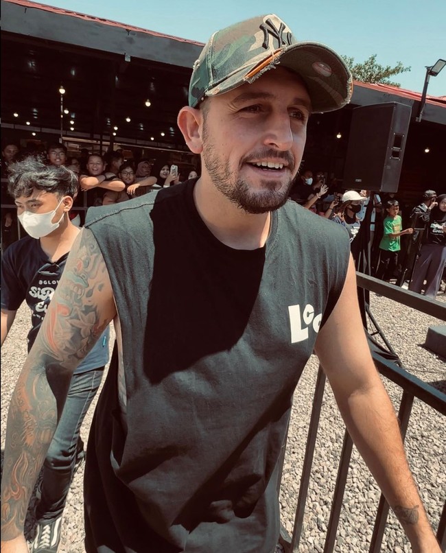 Bule 31 tahun itu kini kembali jadi sorotan usai mengunggah konten yang memperlihatkan kebersamaannya dengan Nathalie Holscher. Bahkan kini keduanya digosipkan sudah bertunangan. Foto: Instagram/@ladislao_9